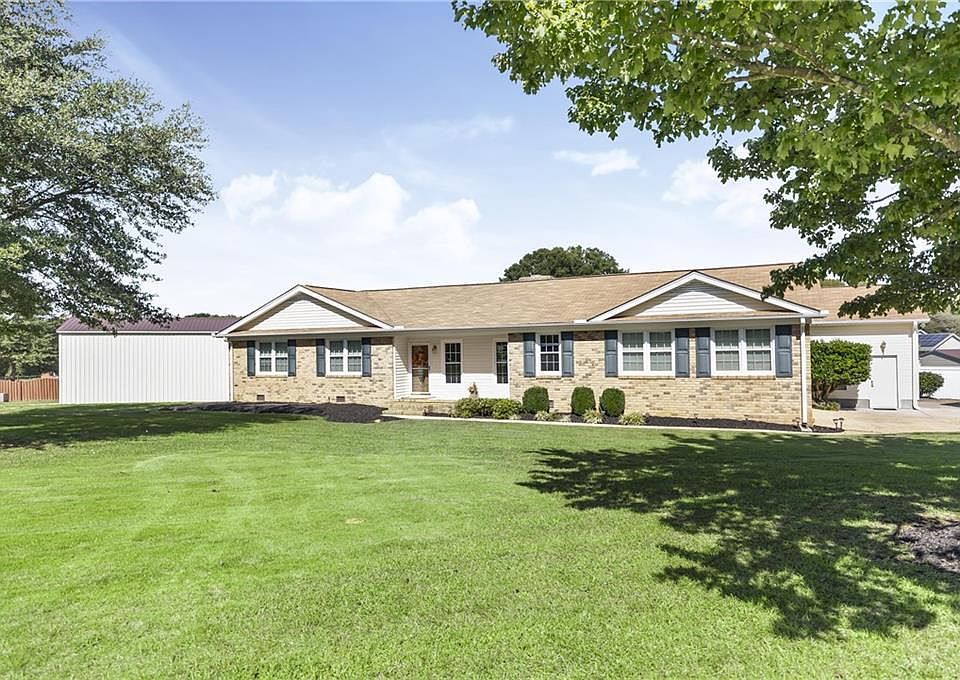1st image of 206 Knollwood Dr