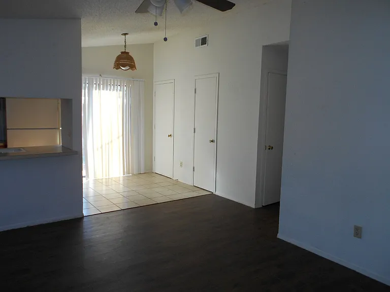 134 N Troy Ave #B — Photo 11