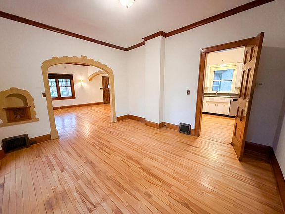4th image of 515 W 22nd St