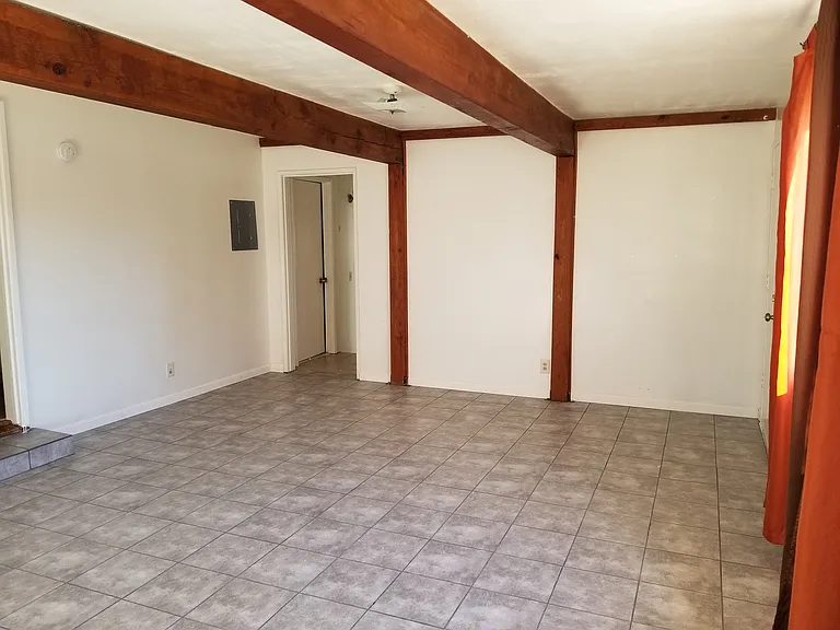707 W Newgrove St — Photo 2
