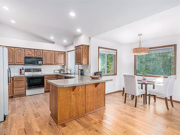 5th image of 4511 E 42nd Ave