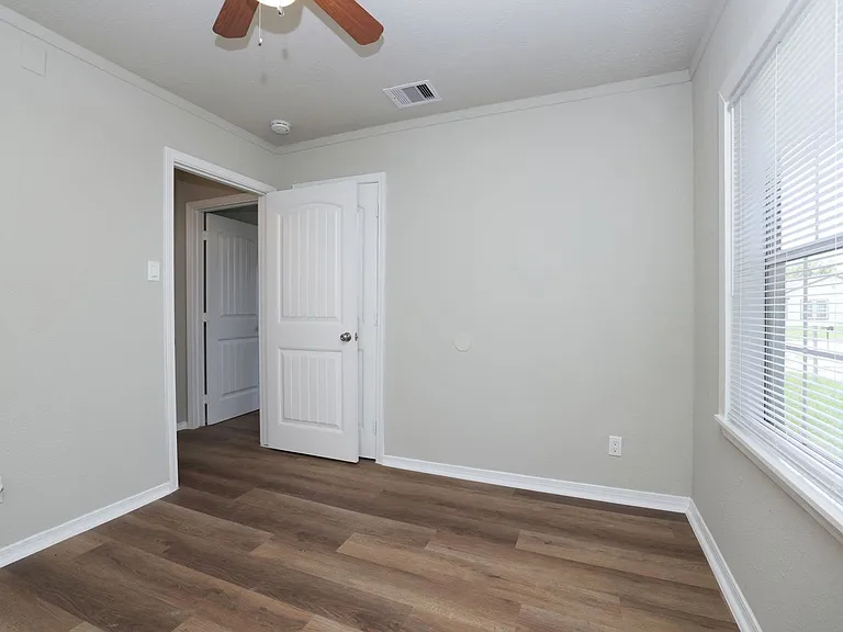 9026 Lake Forest Blvd — Photo 12