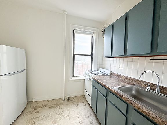 4th image of 31-19 32nd St #17