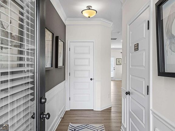 2nd image of 1014 Glendale Pl #8