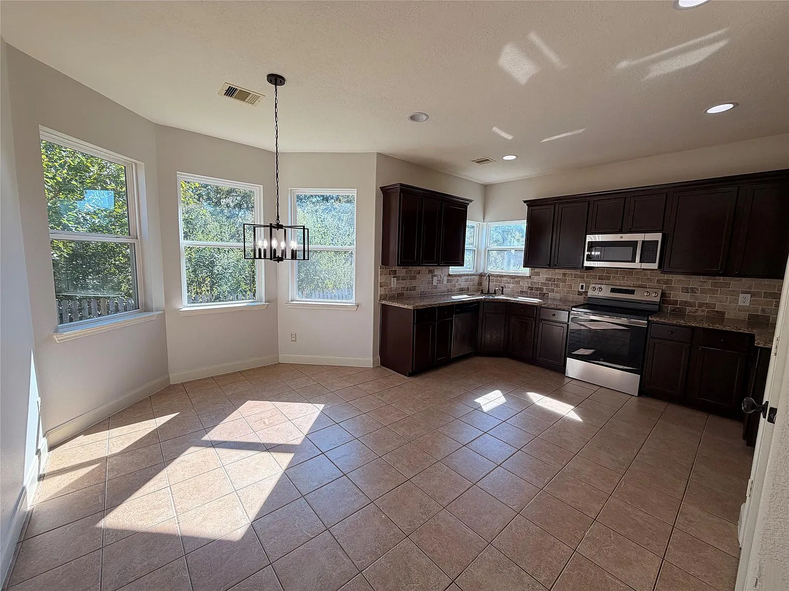 4 bed, 2.0 bath, 1830 sqft, $2,300 — Photo 3