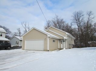 7 S Maple Ave, Fox Lake, IL 60020