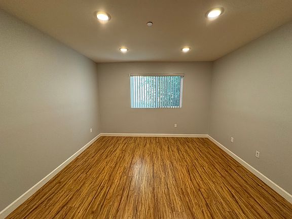 3rd image of 6718 Sylmar Ave APT 202