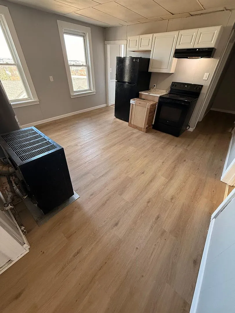 3 bed, 1300 sqft, $2,200 — Photo 1