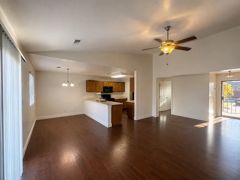 3290 N Vista Ave — Photo 7