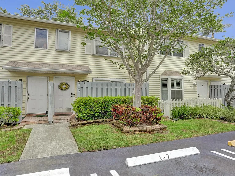 147 SW 3rd St — Photo 13