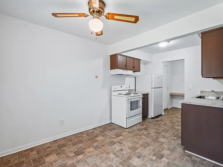 Kelly Square — Photo 19