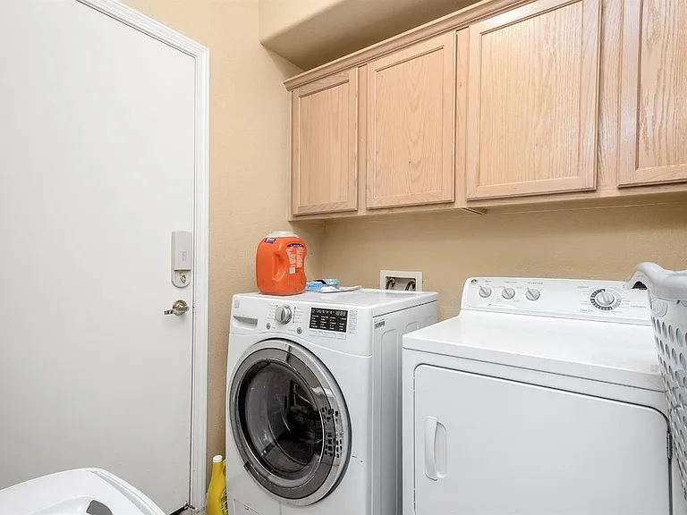 634 W Edinburgh Ln — Photo 7