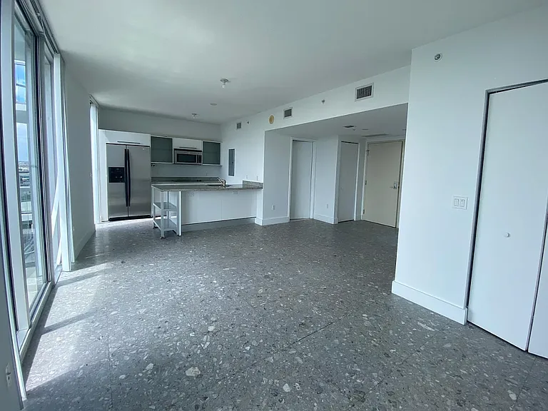185 SW 7th St #1500 — Photo 2