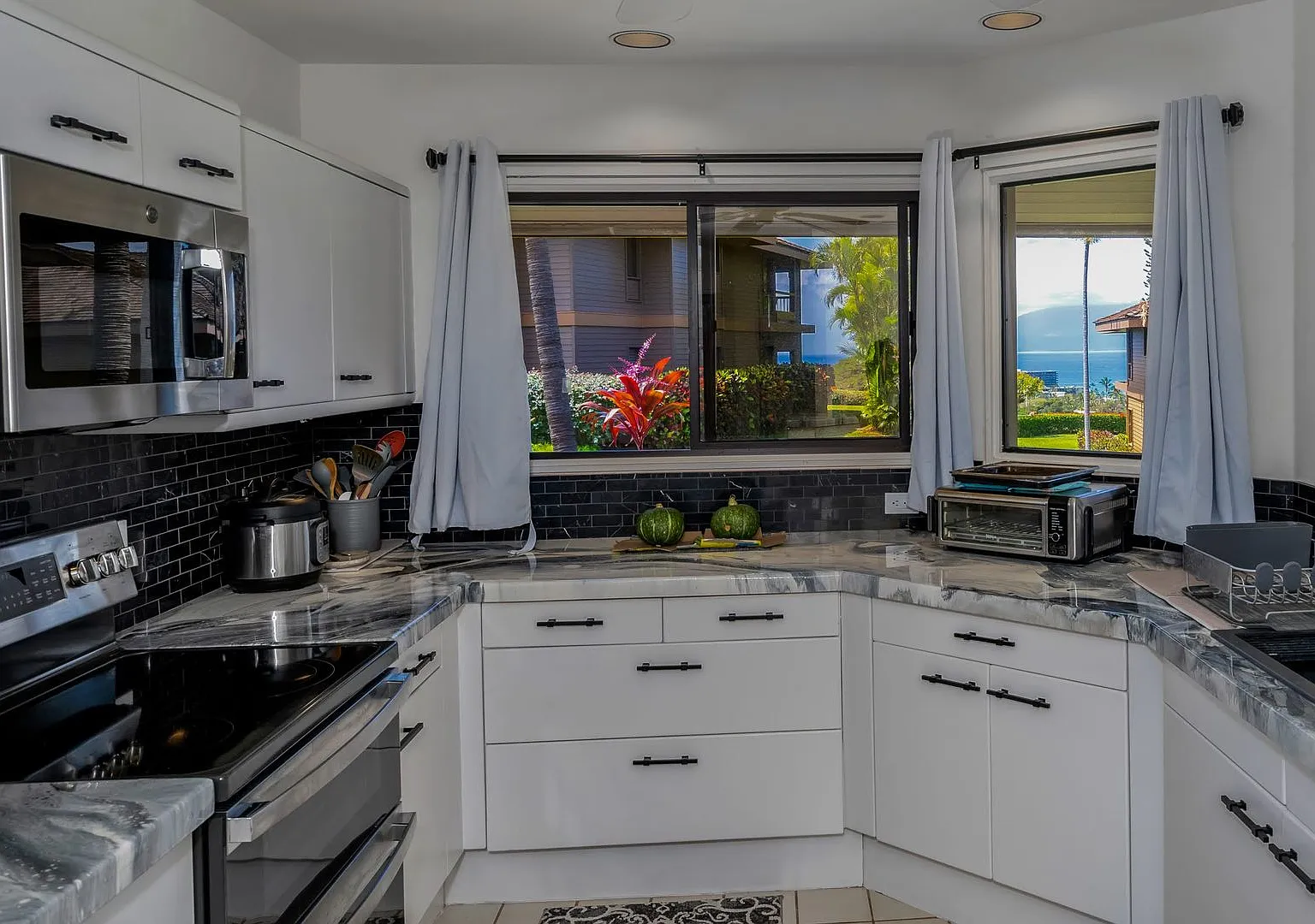 Furnished Masters, 2 Bed, 2 Bath Condo with Great Ocean Views — Photo 2