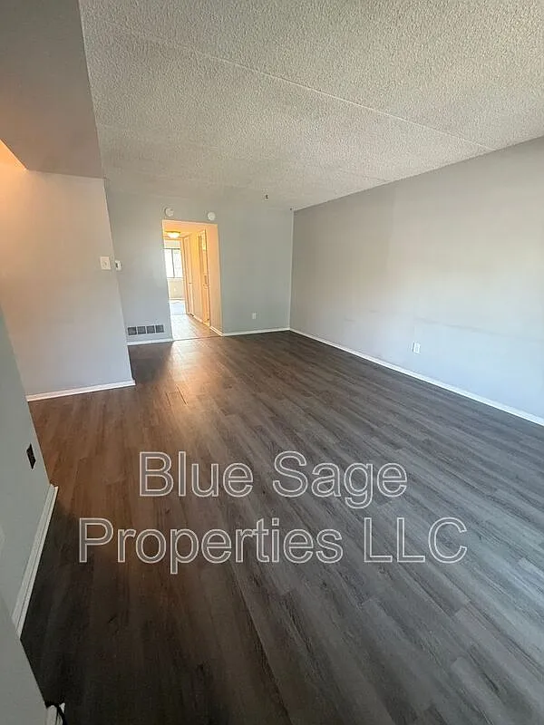 2 bed, 1.0 bath, 889 sqft, $1,750 — Photo 4