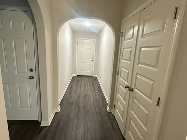 444 Country Club Dr — Photo 5