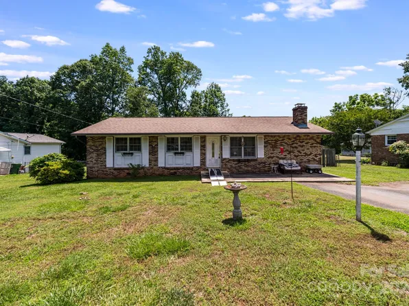 234 Pinewood Dr, Lowell, NC 28098