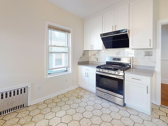 4th image of 81 Bellevue Ave