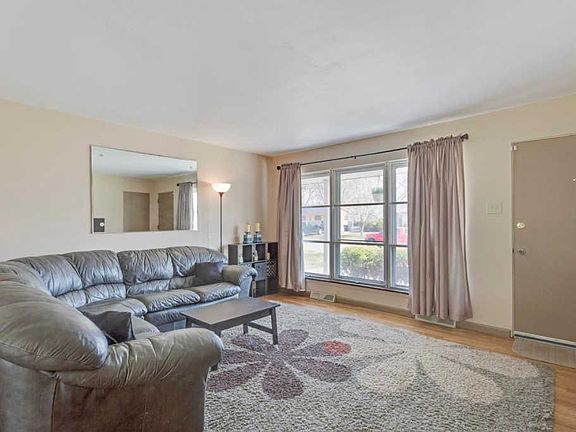 3rd image of 266 Palm Dr