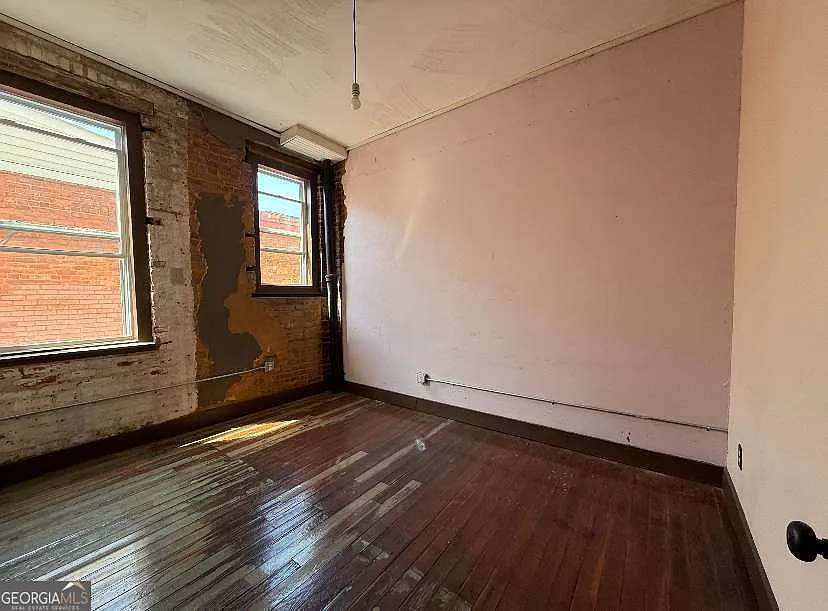 2 bed, 1.0 bath, 3770 sqft, $950 — Photo 2