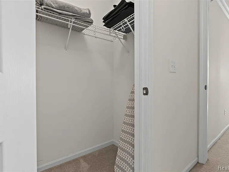 17 N Squirrel Rd — Photo 41