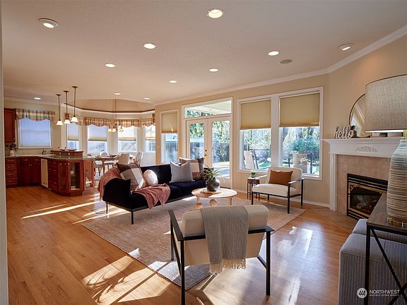 4th image of 305 Island Aire Drive