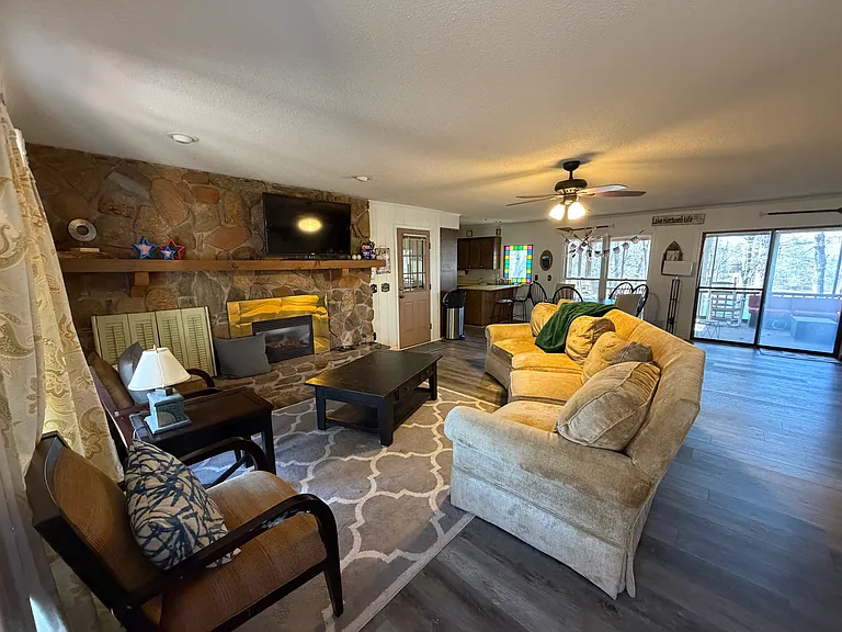 333 Capri Dr — Photo 4