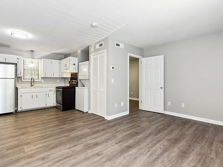 Skyline Flats — Photo 14