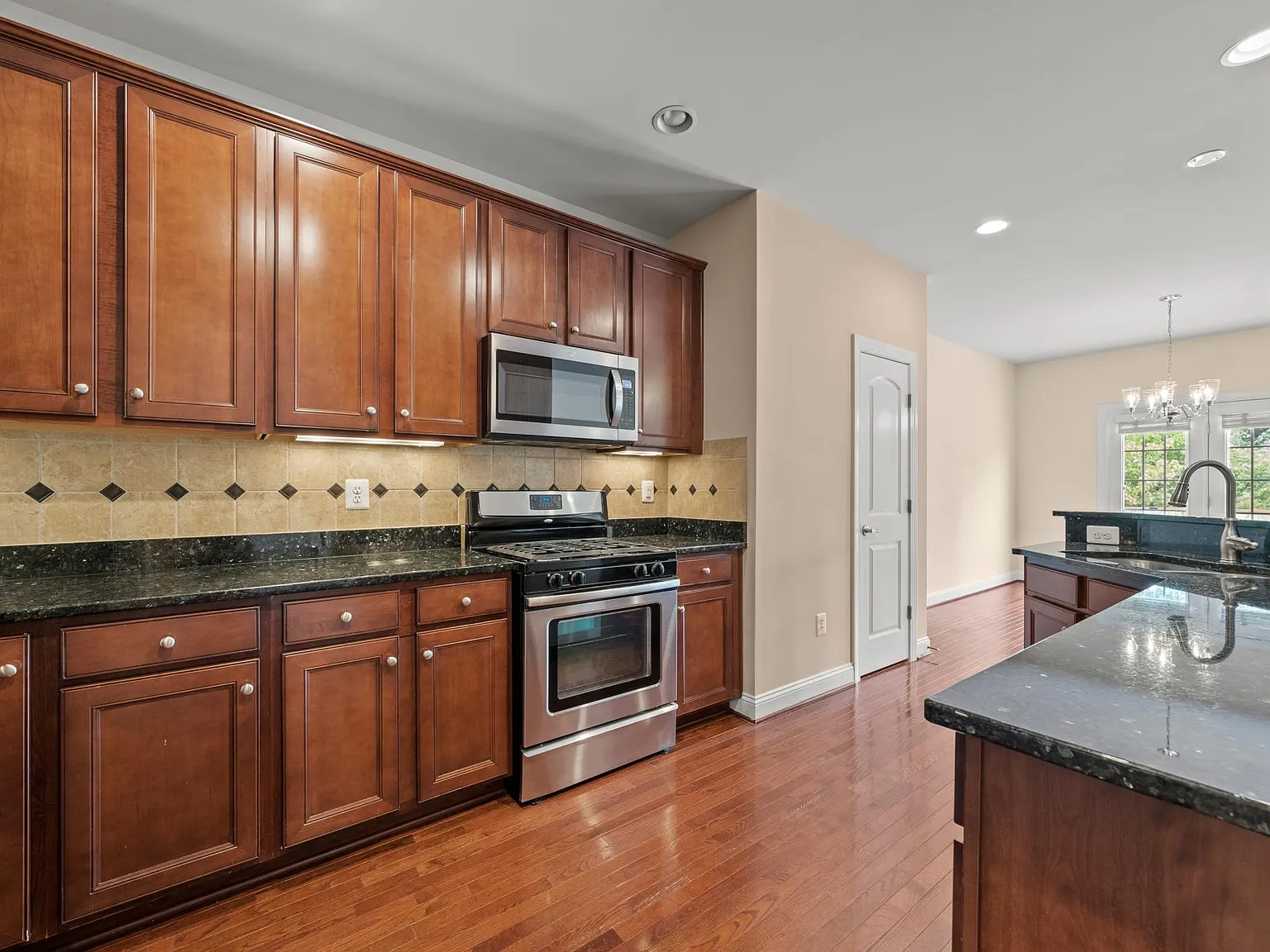 3 bed, 2734 sqft, $3,300 — Photo 2