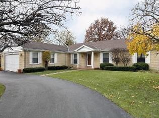 3305 Lake Knoll Dr, Northbrook, IL 60062