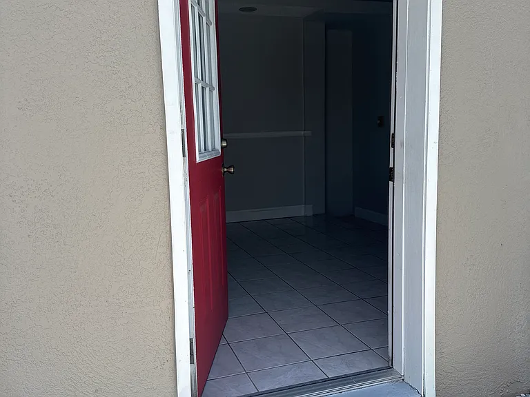 8313 N Orangeview Ave — Photo 3
