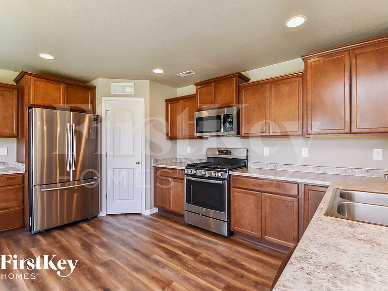 7687 Benecia Dr — Photo 4