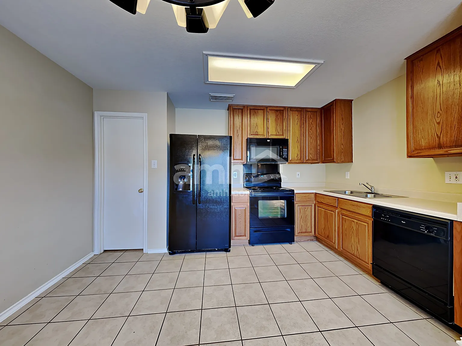 3 bed, 2.0 bath, 1328 sqft, $1,595 — Photo 3