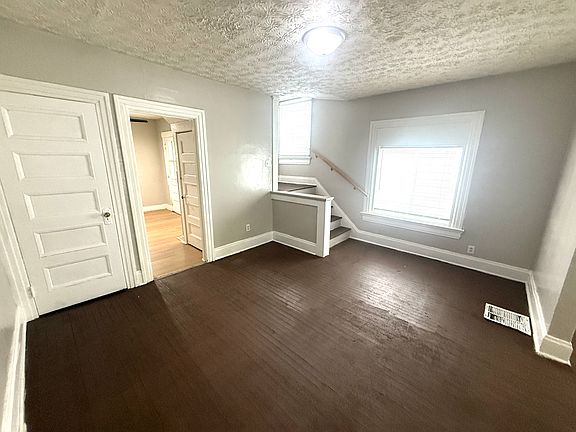 4th image of 412 Neal Ave