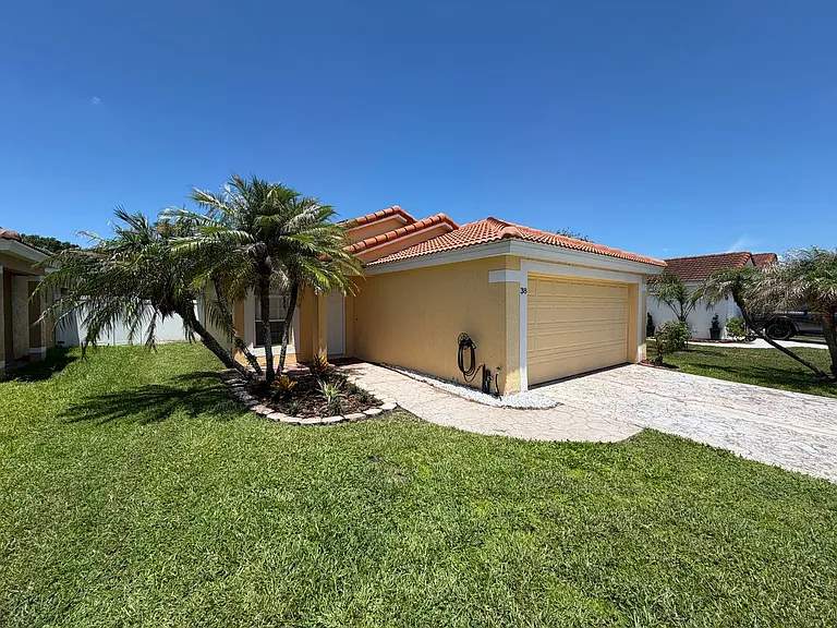 38 Vanna Ct — Photo 2