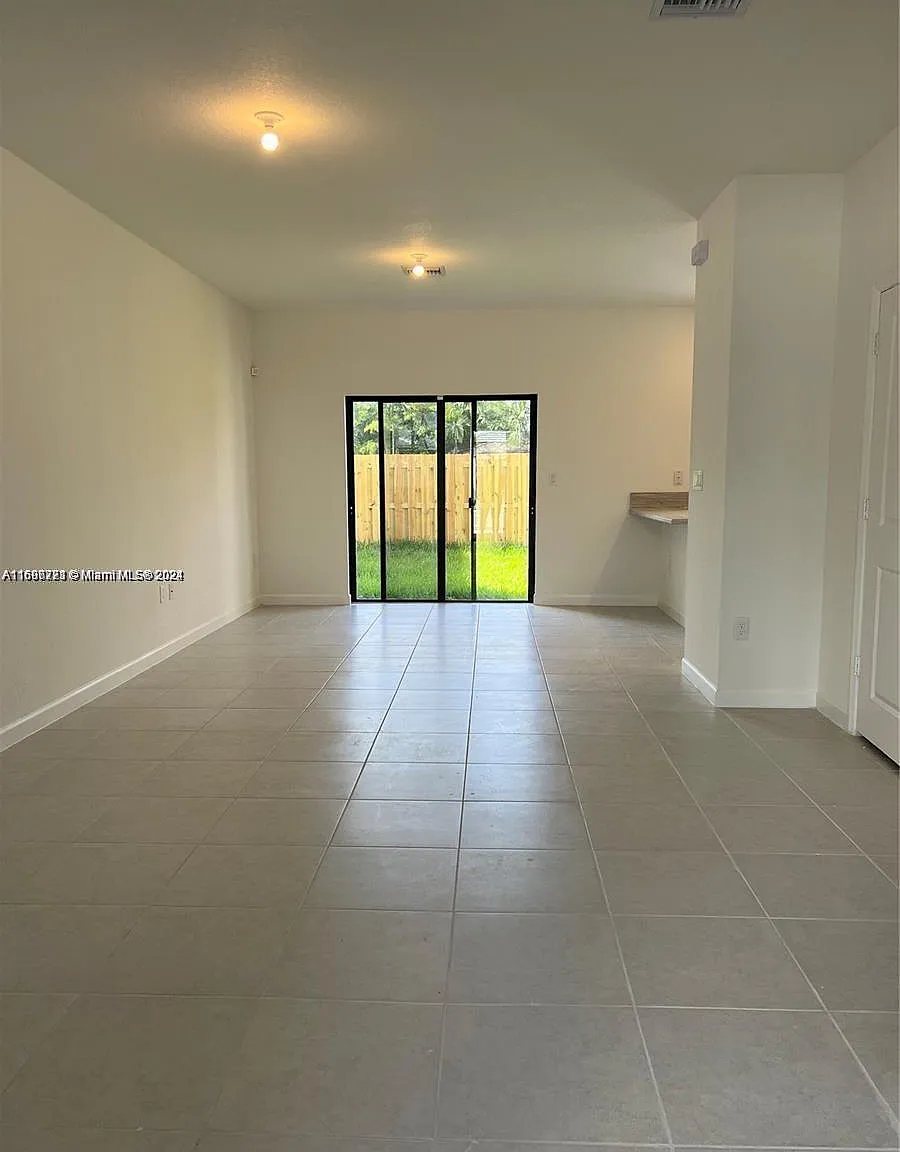 3 bed, 2.5 bath, 1331 sqft, $2,600 — Photo 3