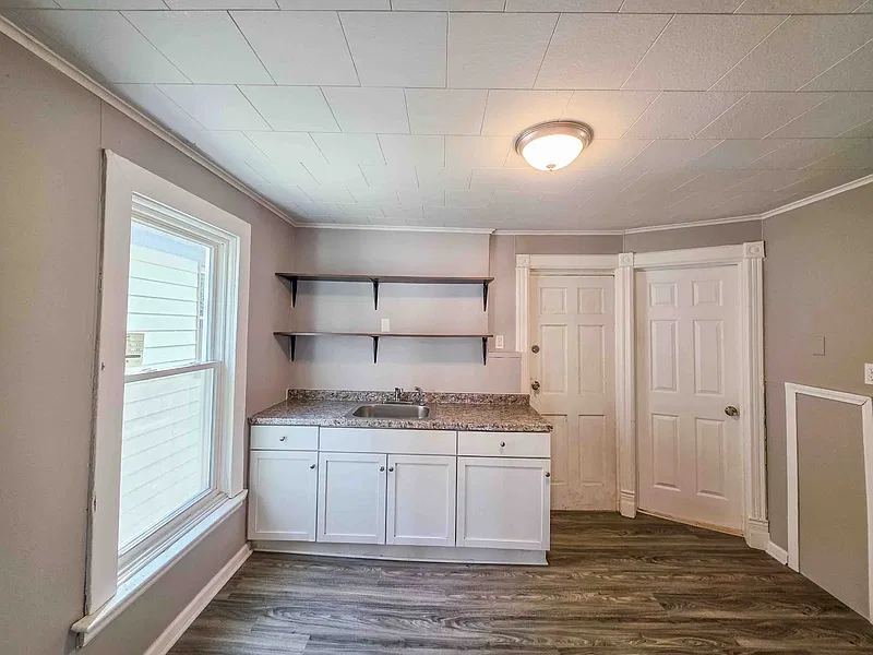 3 bed, 1.0 bath, $1,250 — Photo 1