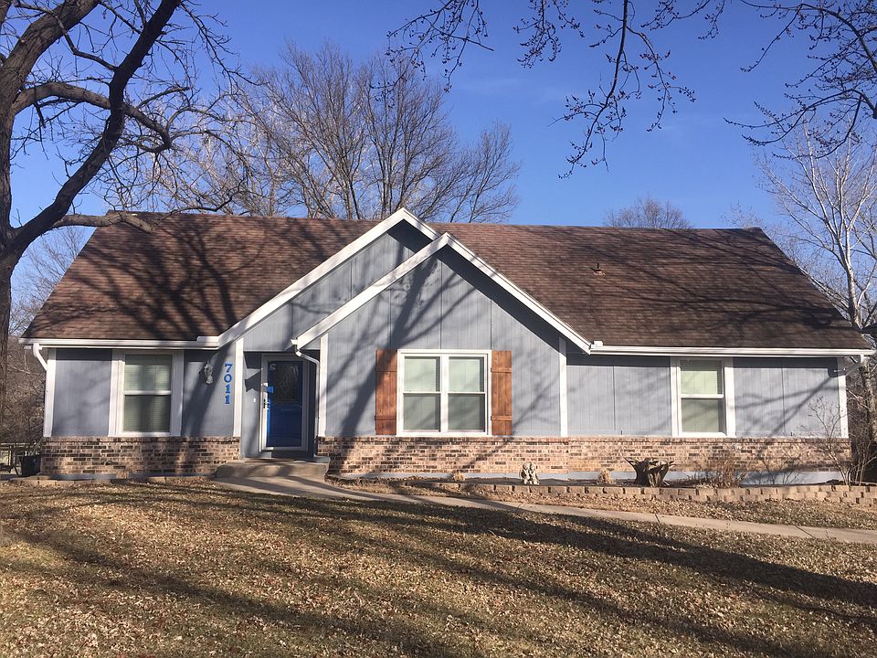 Nice size yard front & back