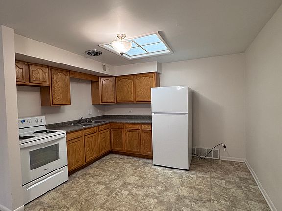 4th image of 919 1/2 Main St APT 1F