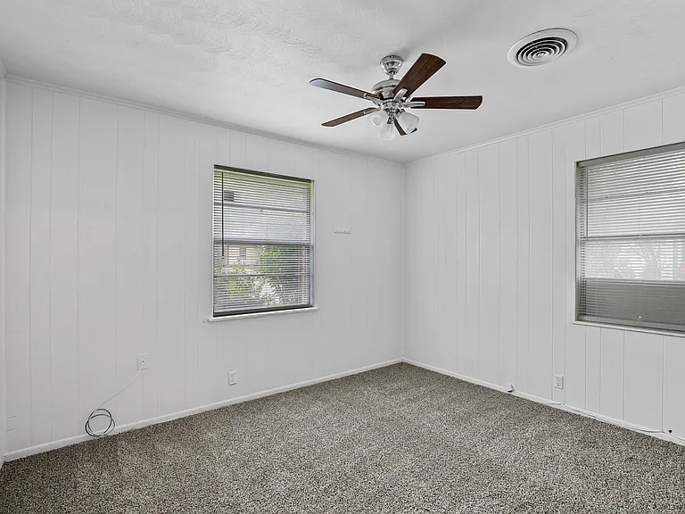 711 N Carroll Blvd — Photo 14