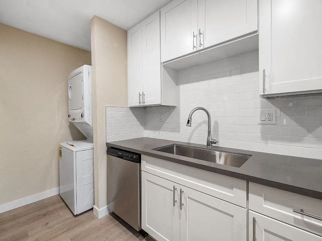 Sunset Cliffs Apartments — Photo 2