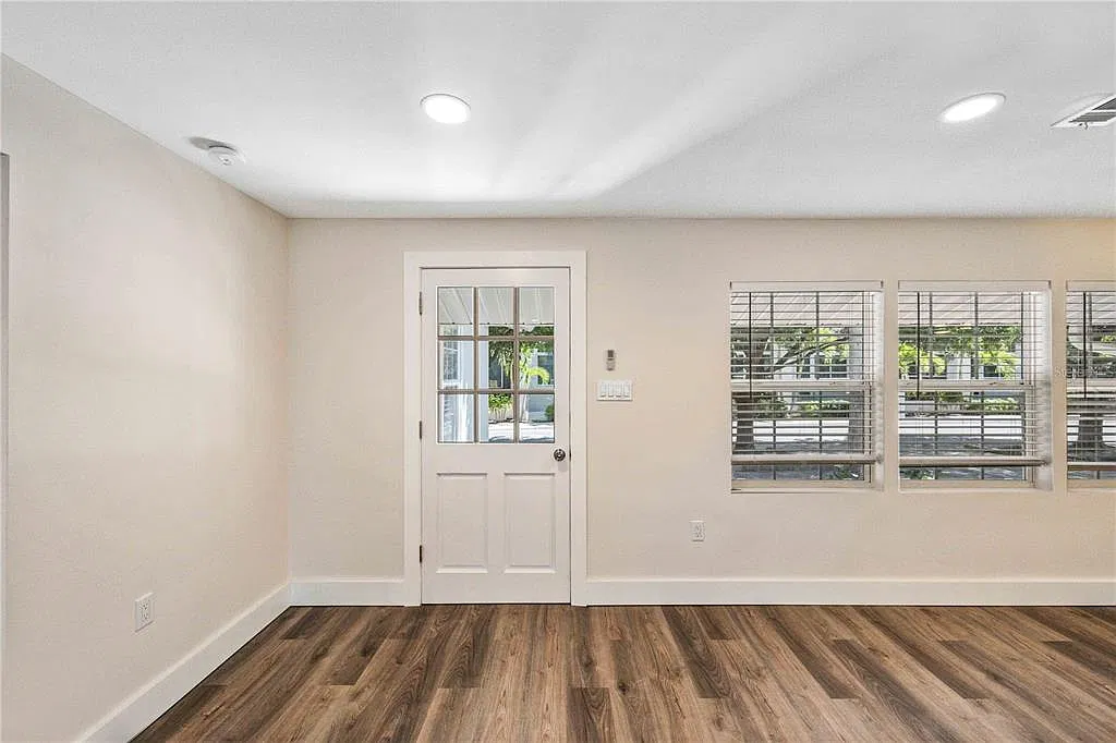 2 bed, 1.0 bath, 865 sqft, $2,400 — Photo 4
