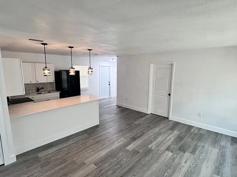 1085 Cleveland St — Photo 8