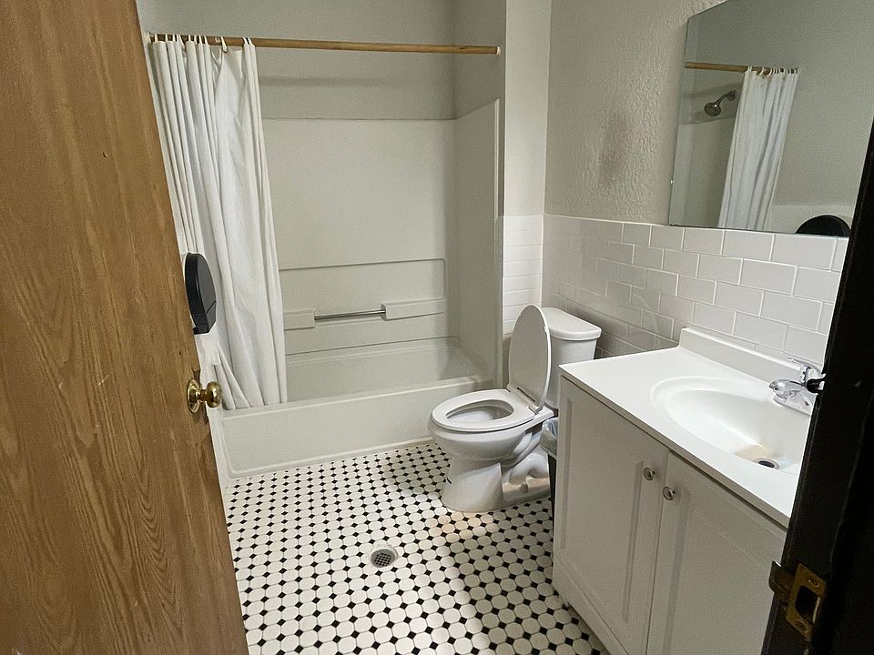 2nd image of 438 Daly St APT 1