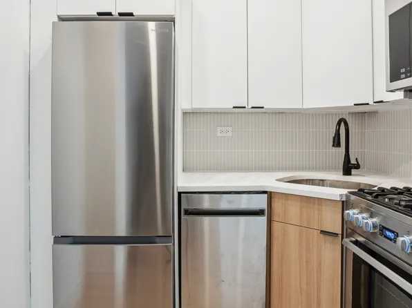333 East 46th Street 20D image 3 of 8