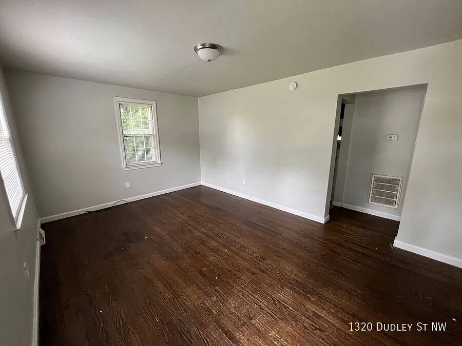 Cozy 2 bed 1 bath — Photo 3