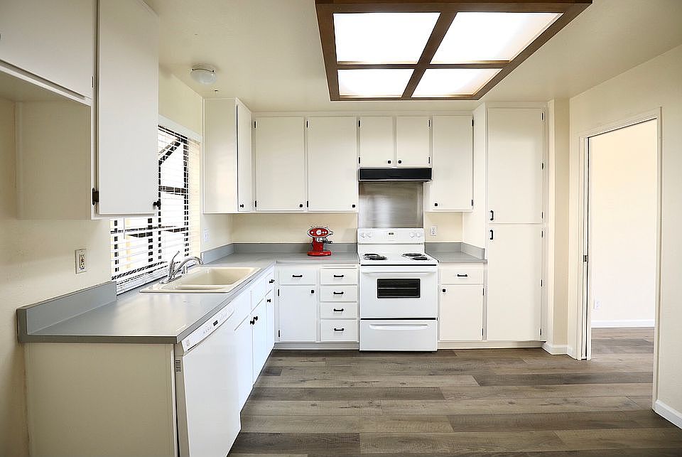 1st image of 1470 London Cir