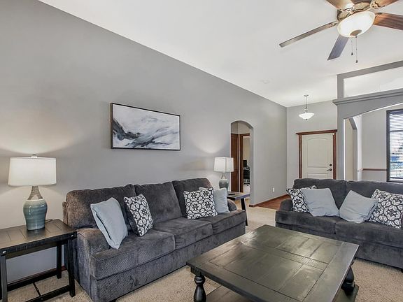 3rd image of 1020 N Beau Jardin Ct