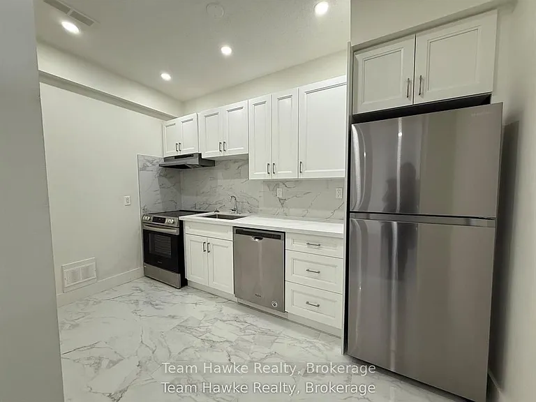 521 Bay St #13 — Photo 4