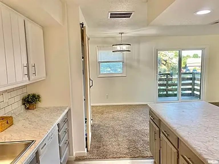 432 Amherst Dr — Photo 6